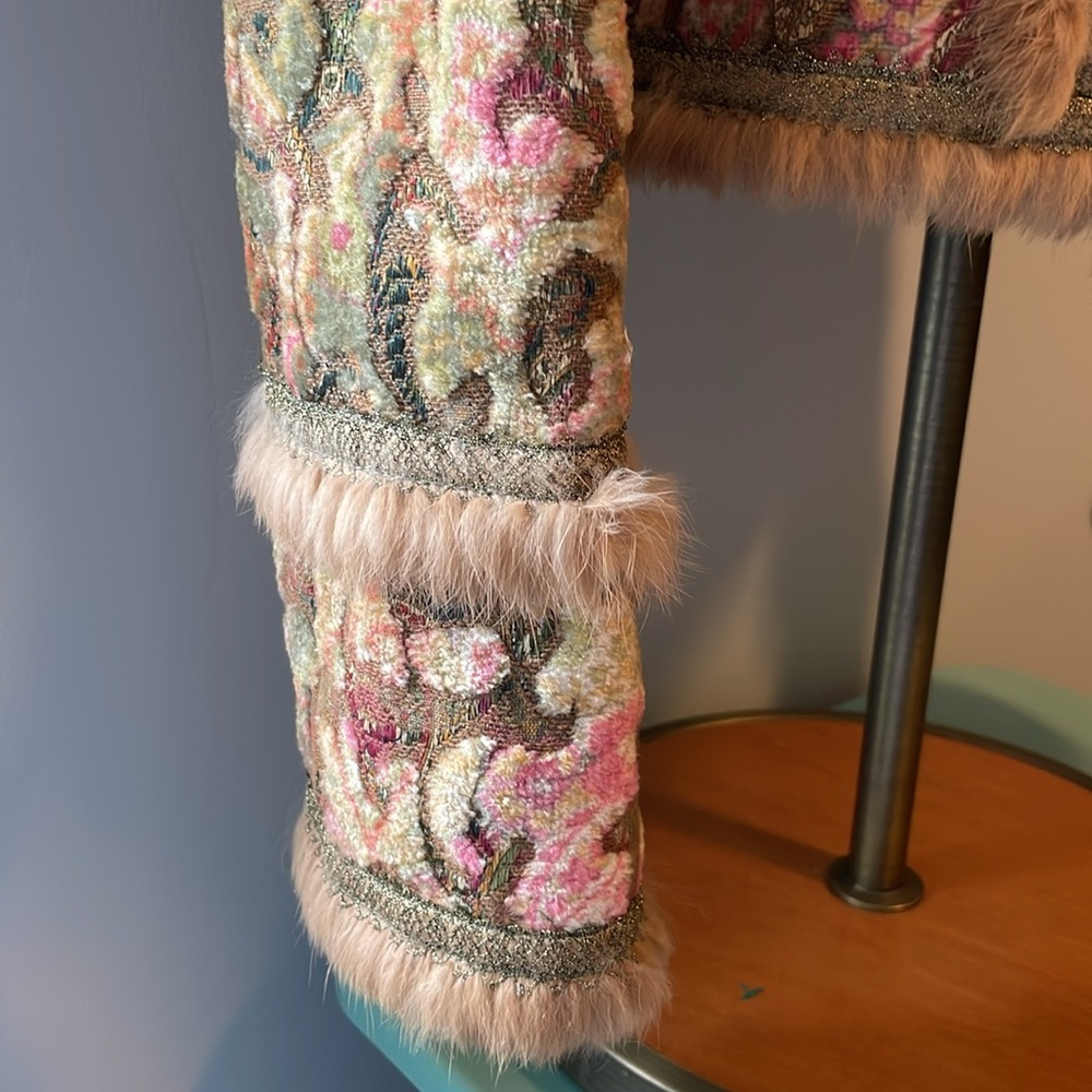 Amazing Cynthia Steffen brocade Floral Patterned faux Fur-Trimmed Jacket. - Picture 4 of 12